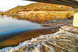 VIDEO: ”Podul de piatră DEJA s-a dărâmat…”  La Căpud, două grinzi au ajuns în apă