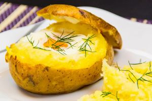 Ouă coapte în cartof