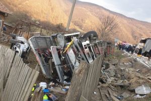 Impact violent între două tiruri în comuna Câineni. Şoferii au ajuns la spital