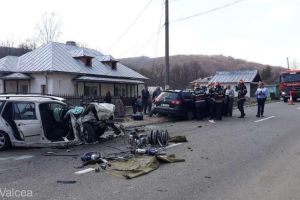 FOTO | Accident grav în staţiunea Băile Govora. Două persoane au murit şi alte 5 au fost rănite
