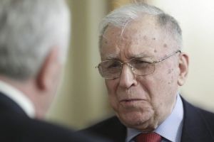 Fostul preşedinte Ion Iliescu, operat de urgenţă – Medicii vin cu detalii