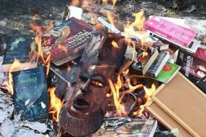 Preoţii catolici din Polonia au ars cărţile „Harry Potter” şi „Twilight” şi îndeamnă lumea să distrugă duşmanii lui Dumnezeu. Foto în articol