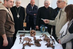 Osemintele cardinalului Iuliu Hossu, născut la Milaş, deshumate (FOTO)