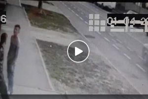 VIDEO/ Doi tineri au furat un portmoneu cu acte şi bani din biroul unei firme