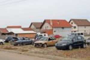 Amenzi fără număr, dar degeaba! Domeniul public din Lugoj, ocupat de rable şi maşini abandonate