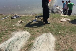 Braconaj piscicol pe Olt. Peşti prinşi în sute de metri de plase monofilament (Foto)