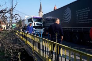 Două TIR-uri s-au izbit pe un pod în Aleşd