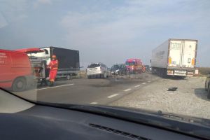 Accident provocat de un şofer de 18 ani, care a vrut să întoarcă maşina în drum