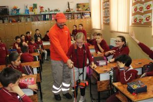 Elevii AU ÎNVĂȚAT cum să procedeze în cazul situaţilor de URGENȚĂ de la pompieri şi voluntari din cadrul E.ON