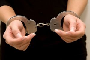 Hoaţă prinsă la furat în Sibiu – A spart două magazine de unde a luat ţigări şi bani