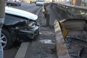 Accident rutier la intrarea pe autostrada Sibiu-Deva, de pe DN7: Un şofer din Sebeş, cu alcoolemie, şi-a condus maşina direct într-un parapet de lângă drum