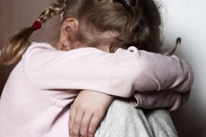 Scandal cu acuzaţii de ABUZ SEXUAL la o casă de tip familial. Reacţia DGASPC Arad