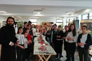 Atelier de încondeiat ouă pentru zeci de copii şi tineri