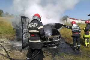 Maşină în flăcări pe Calea Drumbrăvii