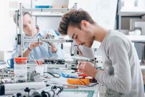 Lecţii inedite pentru elevii din 10 şcoli din Bihor: Ei învaţă cum se combină poezia cu robotica şi analizează meniul zilei chimic, biologic şi matematic