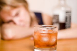 Moarte suspectă. O tânără de 20 de ani a murit după ce a consumat foarte mult alcool