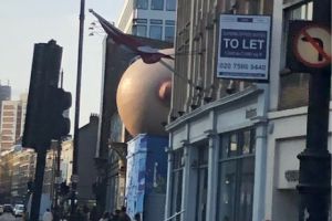 Sâni gonflabili uriaşi au apărut pe mai multe clădiri din Londra