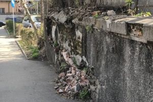 Cad zidurile la Casa de Pensii…