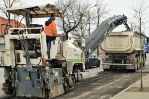 Primăria continuă lucrările de plombare a carosabilului. Restricţii pe Podul Golescu şi în centrul oraşului