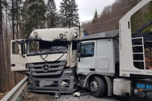Traficul rutier este blocat pe DN1A din cauza unui accident rutier. Doua autotrenuri, implicate