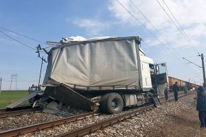 Ialomiţa: Accident feroviar la ieşire din Feteşti spre Movila, între un mărfar şi un TIR