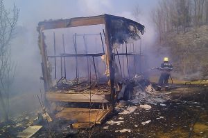 Pompierii bihoreni, ocupaţi de 1 aprilie: Au stins 9 incendii izbucnite la locuinţe, terenuri, păduri şi un autocamion