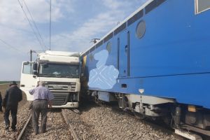 Accident feroviar la iesire din Fetesti. Un tren marfar a lovit un autotren. Locomotiva a deraiat dupa impact (galerie foto) 