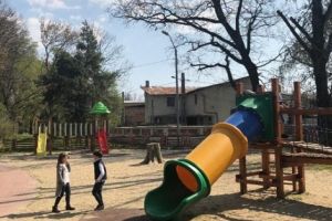 Continuă modernizarea locurilor de joacă