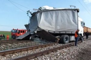 Accident feroviar grav în Ialomiţa. Un tren marfar s-a ciocnit cu un autotren. FOTO