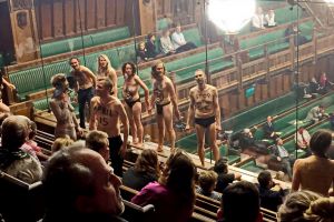 Protest în chiloţi în Parlamentul britanic: „E timpul ca politicienii să se oprească!” (VIDEO)