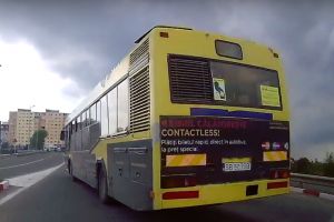 O bătrânică s-a lovit la picior după ce căzut din autobuz pe strada Maramureşului