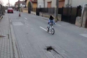 FOTO, VIDEO ȘTIREA TA: Pericol în cartierul Partoş, din Alba Iulia. O ditamai groapă, în mijlocul unei străzi frecventată de copii la joacă