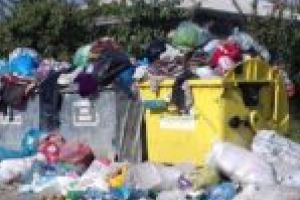 Oraviţa, de 5 zile sub asediul gunoaielor! Din cauza unor „bâlbe birocratice”!