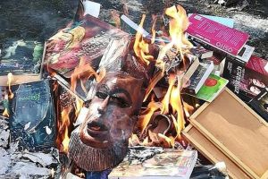 Preoţi din Polonia au aruncat pe foc cărţi cu Harry Potter şi Twilight, considerate sacrilegii