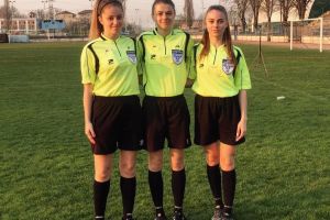Fetele în ofensivă: Meciul de fotbal al seniorilor Cetatea Biharia - AS Vadu Crişului, arbitrat de o brigadă feminină!
