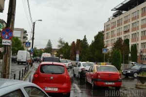 Vânătorii de recompense: Angajaţii Primăriei Oradea se înghesuie să ridice maşini din zona Spitalului Judeţean
