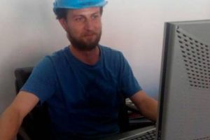 Un sfanţ. Te doare capul. Absurd