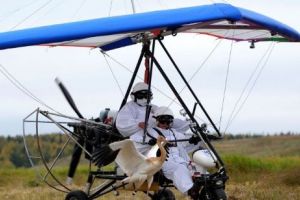 Braconier, acuzat de tentativă de omor, căutat cu deltaplanul