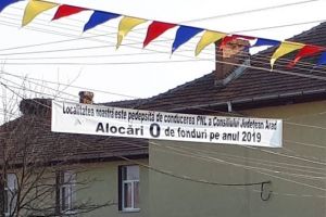 Asta chiar DOARE! În unele localităţi au apărut bannere în care conducerea CJA este arătată cu degetul pentru modul cum împarte banii