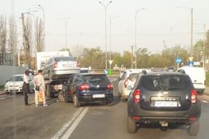 ACCIDENT la urcarea pe pod! Traficul este îngreunat