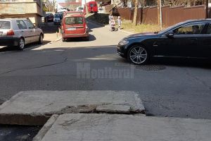 Plăci din beton, „uitate” de peste un an pe o stradă din centrul Sucevei