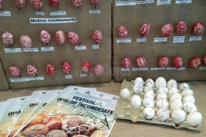 Zeci de copii şi tineri au învăţat să încondeieze ouă, la Centrul pentru Susţinerea ...