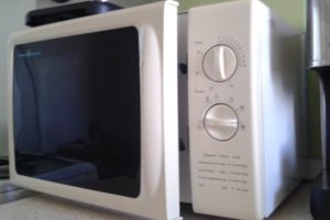 Casa ta a evenit un depozit de VECHITURI? Cum şi UNDE poţi scăpa de deşeurile electrice şi electronice