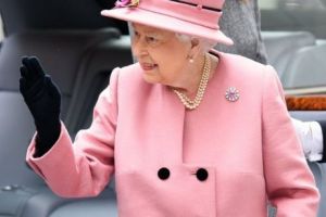 S-a aflat ce se ascunde în spatele „vinovatei” plăceri a Reginei Elisabeta de a purta mănuşi în permanenţă