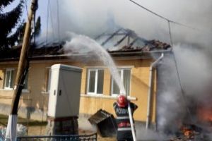 ACTUALIZARE: Incendiul a fost lichidat // Arde acoperisul Primariei Basesti. Mai multe echipaje de pompieri sunt la fata locului(FOTO)