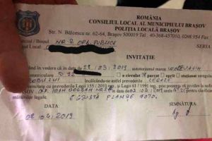 FOTO. Invitaţie VIRALĂ de la Poliţia Locală: Şoferul unui autoturism „Wollvagin”, parcat neregulamentar, chemat să se prezinte la sediu pentru că „egzistă plamşe foto”