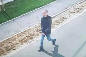 FOTO. Bărbatul acuzat că acostează minore a fost prins. Este la poliţie