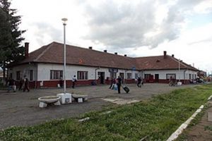 Un îngrăşământ chimic de tip URAN se scurge dintr-un vagon de tren la Siculeni