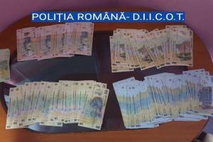 Perchezitii la persoane banuite de camata si santaj. Cum actionau suspectii. Zeci de persoane aduse la audieri (galerie foto)