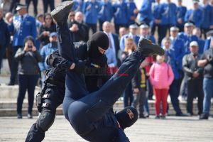 FOTOGALERIE. Jandarmii şi-au arătat priceperea. Focuri de armă în centrul oraşului!